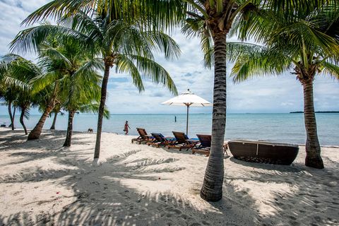 Veel toeristen komen naar Belize voor de kust zoals hier bij het Chabil Mar Resort in Placencia een dorpje vol resorts en appartementen aan de Golf van Honduras De eilandjes in deze zee beschikken nauwelijks over comfortabele zandstranden zoals we die kennen uit zeg Aruba maar nodigen wel uit tot snorkelexcursies duiktours zeiltochten en vistripjes