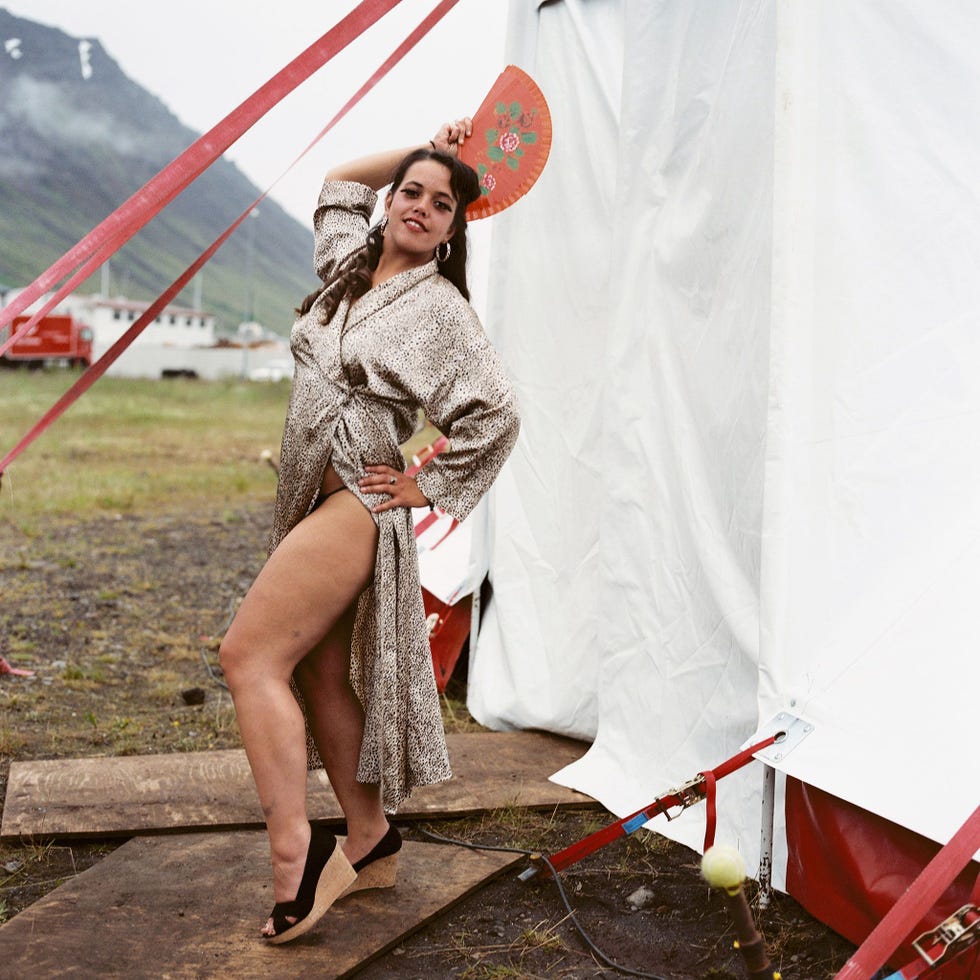 Nadia een danseres poseert op een late zomeravond na de 18show safjrur IJsland 2014