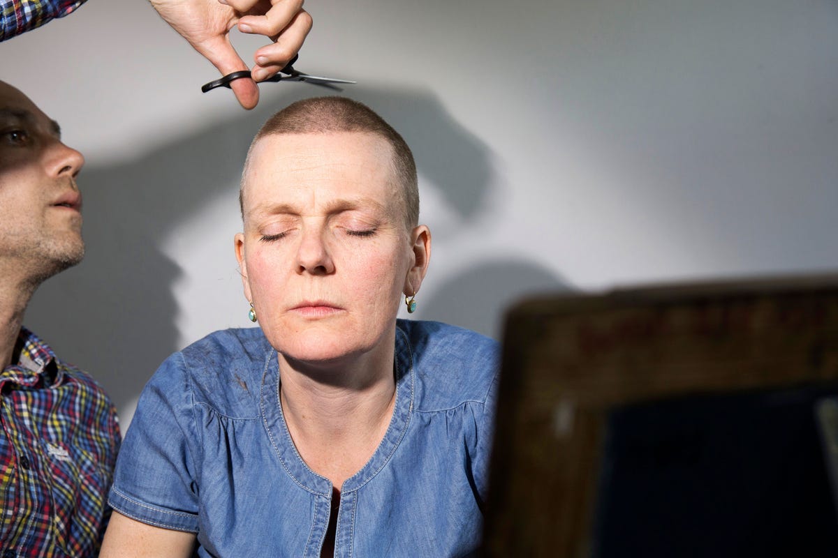 Peter van den Bunder knipt de haren van zijn vriendin Floor tijdens de eerste serie chemokuren Een emotioneel moment Floor begint al kaal te worden en wil haaruitval op deze manier enigszins opvangen