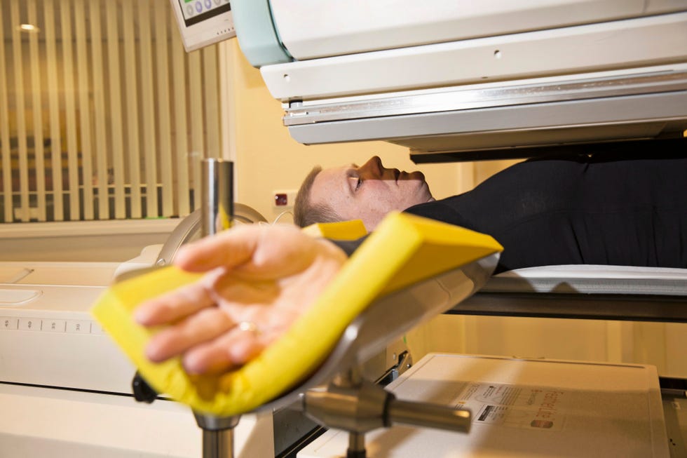 De tweede fase van de schildwachtklierprocedure Met een gammacamera wordt een lymfescan gemaakt als die kwaadaardige cellen aan het licht brengt wordt een groot deel van de lymfeklieren operatief verwijderd