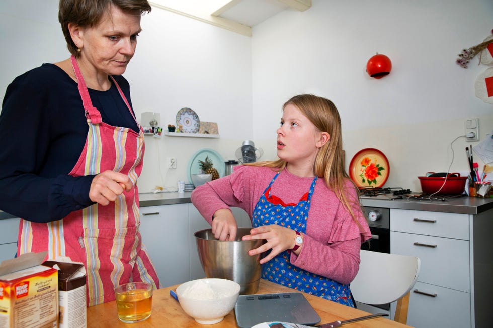 Dochter Pien 11 zit in groep acht van basisschool De Catamaran in Amsterdam Haar grootste hobby is het bakken van een chocoladetaart samen met moeder Floor
