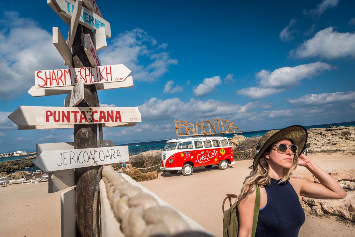 Reisjournalist Veerle Witte wandelt op Formentera langs lounge en cocktailbar Chezz Gerdi gelegen aan de kust bij Es Pujols