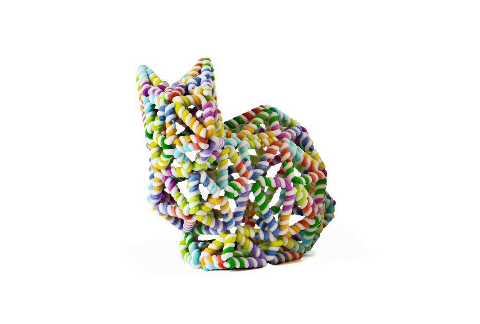 BRUIKBARE DNAORIGAMI Biotechnologen hebben geometrische vormen maar ook konijnen op nanoschaal nagebouwd door DNA te vouwen alsof het origamivellen betreft Een algoritme bepaalt hoe een lange DNAstreng in twee en driedimensionale vormen kan worden gebogen bijeengehouden door kortere strengen DNA Andere moleculen die aan deze structuur vastzitten geven er een functie aan Dat kan het afleveren van medicatie zijn of gereedschap voor genmanipulatie in een lichaamsdeel Mark Bathe van MIT zegt dat de heilige graal van het DNAorigami een structuur zou zijn die de bloedhersenbarrire kan omzeilen Die barrire verhindert nu de toegang van veel medicijnen tot de hersenen THERESA MACHEMER