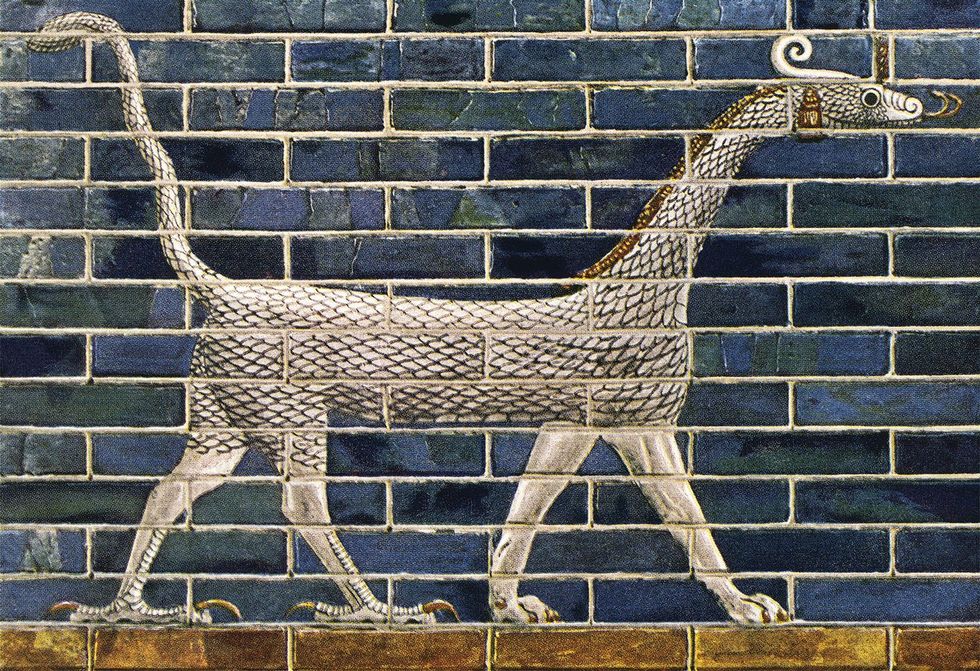 De draak Sirru of Muhuu symbool van de Babylonische god Mardoek op de poort van Isjtar  Pergamon museum Berlijn