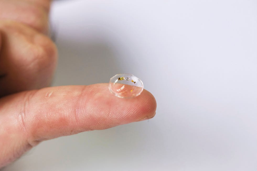 LENZENTEST Vergeet dat prikje in je vinger voor bloedonderzoek Onderzoekers werken aan contactlenzen die het glucosegehalte van traanvocht meten Ze kunnen al transparante en flexibele elektronica op lenzen plakken De gebruiker houdt goed zicht terwijl de glucosesensoren hun werk doen EVE CONANT
