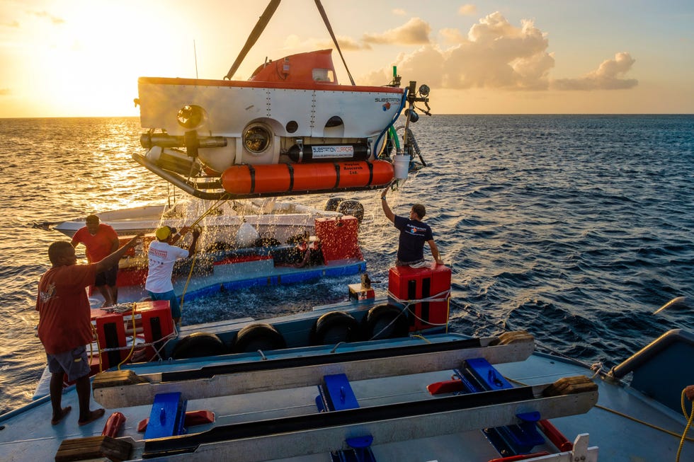 De Curasub wordt uit het water getakeld Deze minionderzeer met als thuishaven Willemstad op Curaao kan tot driehonderd meter diepte duiken Het vaartuig is uitgerust met sterke schijnwerpers een camera en diverse instrumenten om monsters te verzamelen