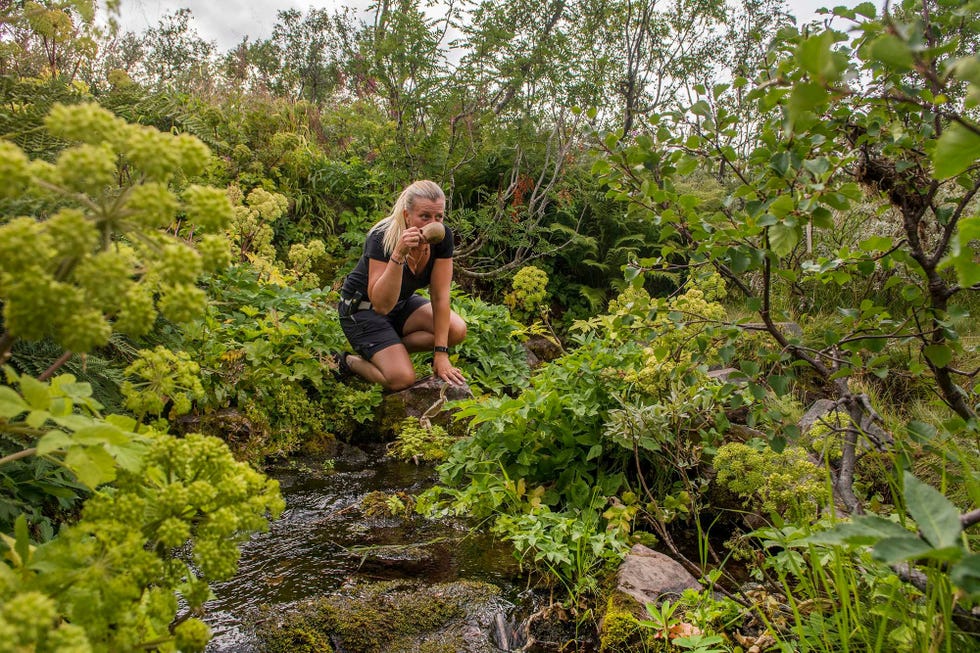 Gids Linnea drinkt wat bergwater