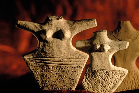 Deze vrouwelijke terracotta figuurtjes stellen vruchtbaarheidsgodinnen voor Dergelijke beeldjes met hun uitgesproken puntige heupen zijn in Gonur Tepe zowel in woonhuizen als in graven gevonden