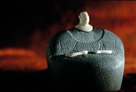 Vrouwenlichaam uit speksteen gesneden met een hoofd en armen uit kalksteen Soortgelijke figuurtjes met grote lichamen en kleine hoofden en armen zijn in het hele gebied van de Oxusbeschaving aangetroffen