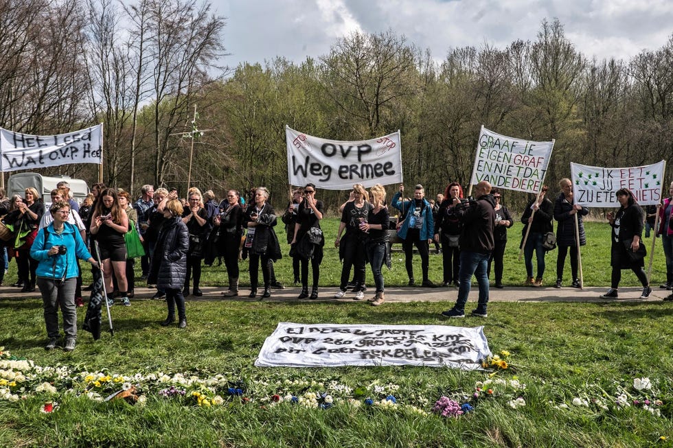 Begin dit jaar bereikte de onrust over het beheer van de grote grazers in de Oostvaardersplassen een hoogtepunt Er vonden talrijke demonstraties plaats Dieren werden illegaal bijgevoerd hekken doorgeknipt en boswachters bedreigd Het leger stond de politie bij om toezicht te houden bij het natuurgebied In april publiceerde de commissieVan Geel in opdracht van Gedeputeerde Staten van Flevoland een rapport waarin naast andere aanbevelingen een drastische reductie van het aantal grote grazers in de Oostvaardersplassen werd voorgesteld De discussie over de toekomst van het natuurgebied is voorlopig niet voorbij
