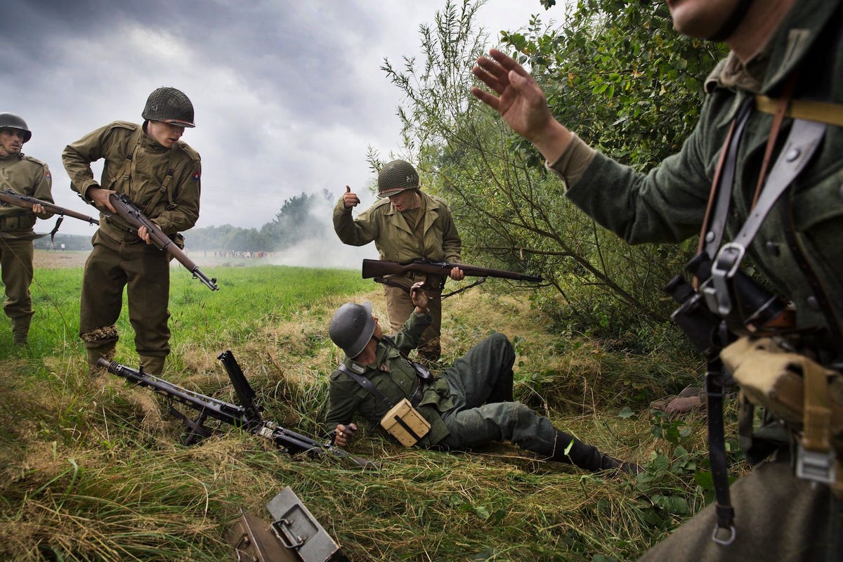 Op het slagveld van HautleWastia Namen worden leden van Der Windhund ontwapend door soldaten van de Amerikaanse 9de Infanteriedivisie eind 1944