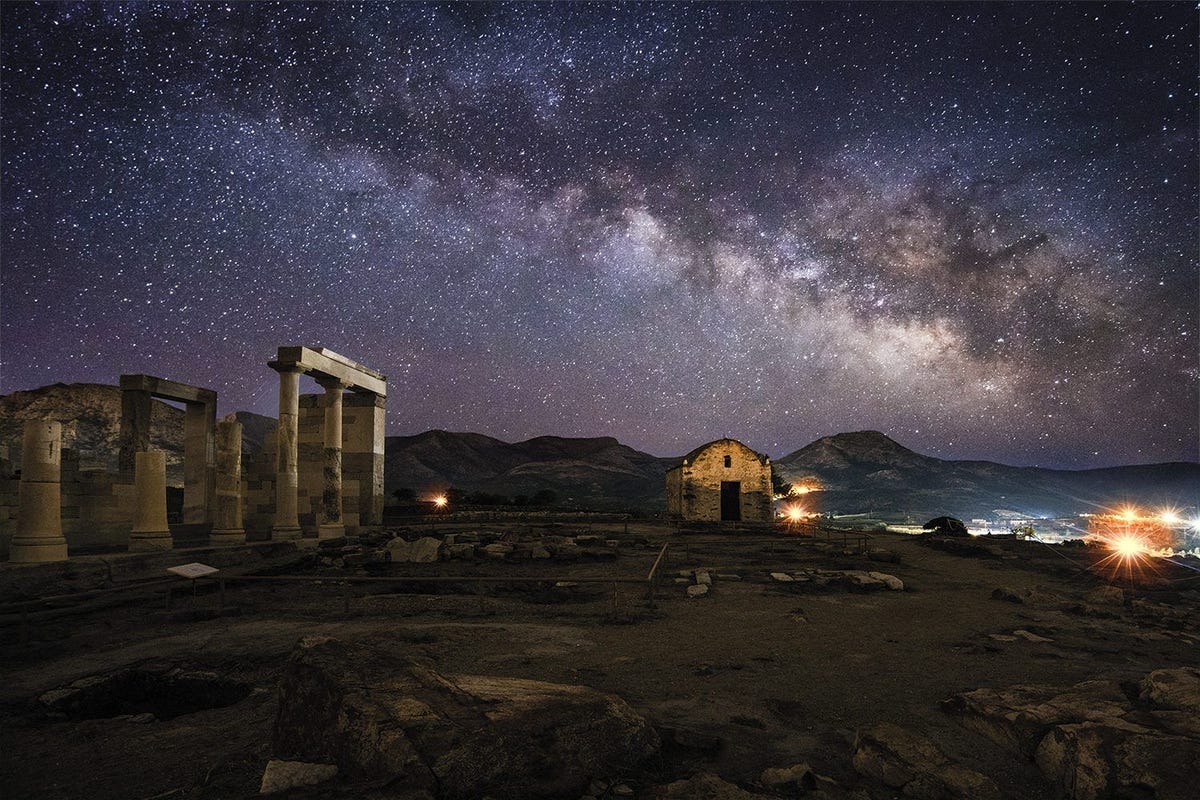 Deze tempel op Naxos werd rond 530 vC gebouwd en was waarschijnlijk gewijd aan de godin Demeter In deze tijd begonnen Ionische denkers hun onderzoekingen over de sterren en de vorm van de wereld