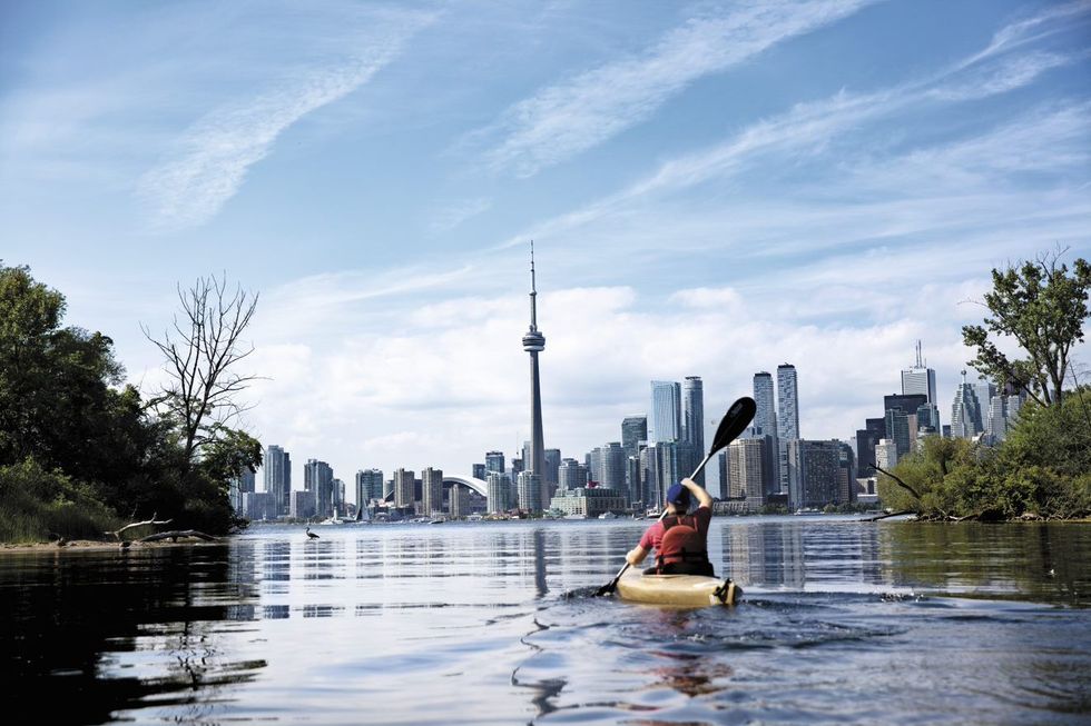 Vanuit een Kajak op Lake Ontario genieten van een onvergetelijk uitzicht op de skyline van Toronto