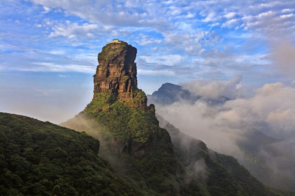 Grillige rotsformaties en uitkijken boven het wolkendek over de bergketen Wuling