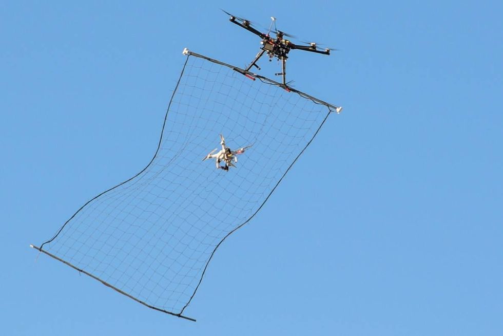 Op een militair oefenterrein in Nevada in 2016 wordt een Phantom 3drone in volle vlucht gevangen door een jagerdoderdrone Antidronetechnologie ontwikkelt zich parallel met die van de drones zelf Andy Morabe Het is een elektronische wapenwedloop in de lucht