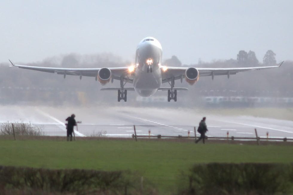 Berichten over een rondvliegende drone leidden tot enorme vertragingen op de luchthaven van Gatwick Op deze foto van 21 december 2018 speuren fotografen de lucht boven de start en landingsbaan van Gatwick af Bij de jacht op de verantwoordelijken waren politiekorpsen en het leger betrokken een teken dat de ontwrichting door dit soort verstoringen en de kans op fatale botsingen met vliegtuigen zeer serieus worden genomen Er werden enkele mensen aangehouden maar tot nu toe is niemand in staat van beschuldiging gesteld