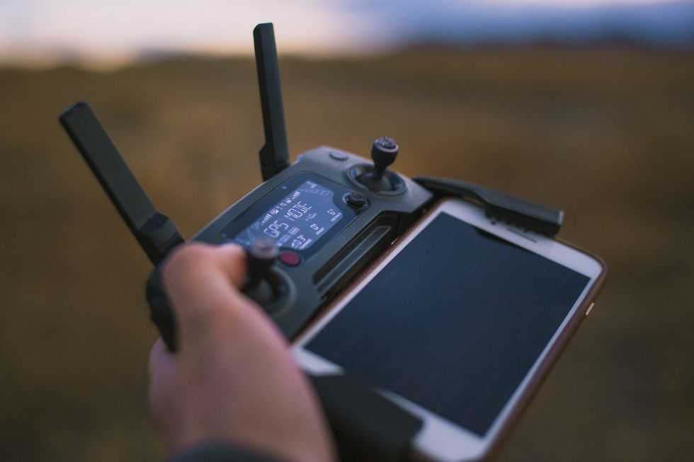 De meeste drones worden bediend via een interface op een smartphone waar piloten kunnen zien wat de drone ziet Met nieuwe technologie wordt geprobeerd om het signaal tussen drone en piloot te storen