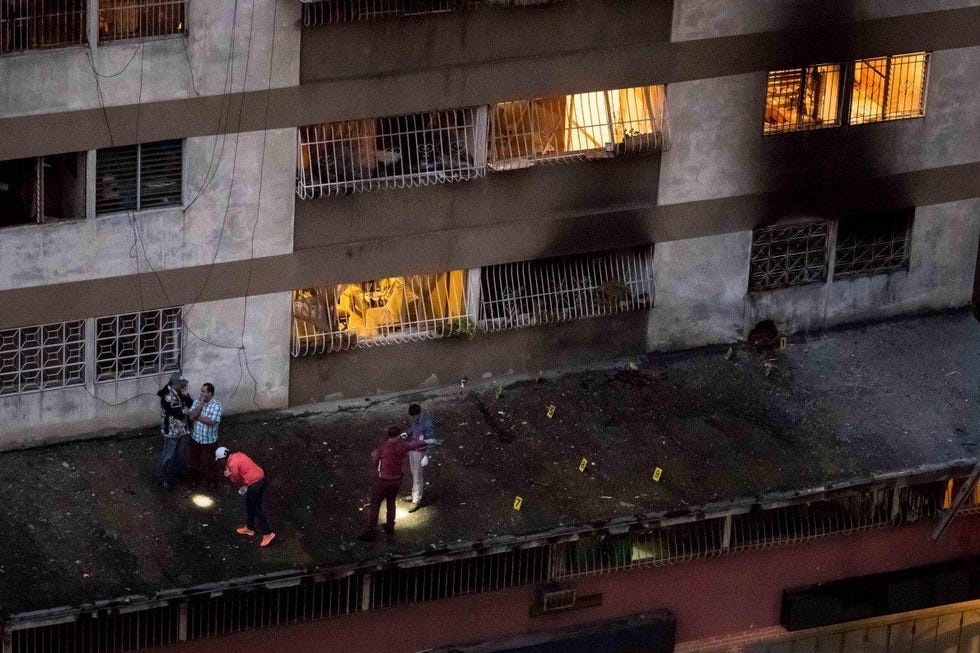 Veiligheidspersoneel onderzoekt de plek in Caracas Venezuela waar in augustus 2018 een explosief afging dat door een drone werd meegevoerd Volgens diverse berichten was de Venezolaanse president Nicolas Maduro slachtoffer van een moordaanslag door droneachtige apparaten met explosieve ladingen