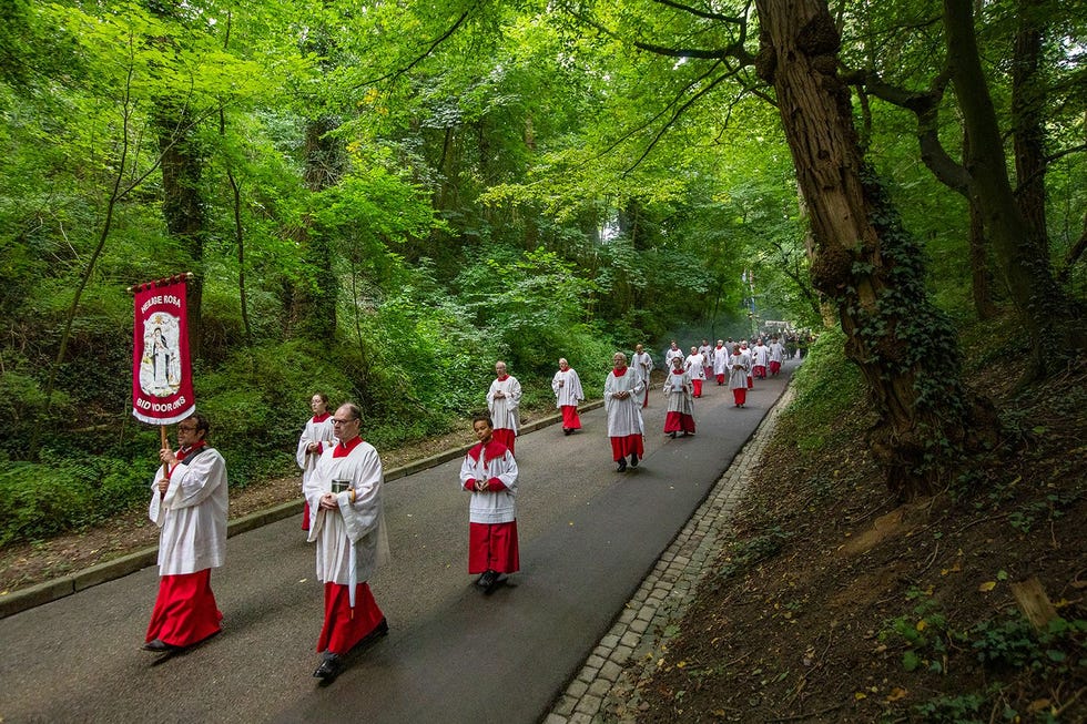 Aan de rand van Sittard begint een holle weg die eindigt bij de SintRosakapel op de Kollenberg De kapel is gewijd aan Rosa van Lima die de stad in 1668 van de zwarte pest zou hebben bevrijd Ter ere van Sittards beschermheilige trekt sinds 1675 elke laatste zondag van augustus een processie door de holle weg naar de kapel