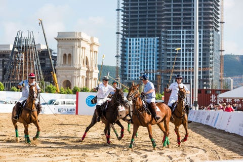 Op de SO Dalian een beurs voor aanbieders van luxe levensstijlen in het Chinese Dalian wordt polo  de sport van koningen  gespeeld op zand dat voor de gelegenheid is aangevoerd De projectontwikkeling van dit terrein in de NoordChinese industriestad omvat een uitgestrekte wijk naar het voorbeeld van Veneti Dalian China 2014