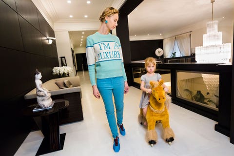 Ilona thuis met haar dochter Michelle Ilonas trui werd in een speciale kleur voor haar geproduceerd door haar vriend Andrej Artjomov wiens modemerk Walk of Shame populair is bij vrouwen van oligarchen Moskou Rusland 2012