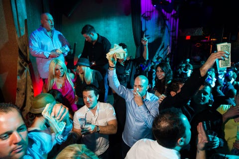 VIPgasten maken zich op om dollars te laten regenen in de nachtclub Vanity Las Vegas Nevada 2010