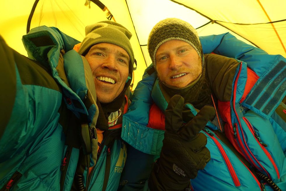 Cory Richards rechts op de foto herinnert zich dat hij toen hij de top van de Mount Everest in 2016 bereikte dacht Ik was er in totaal drie minuten en ik vond het ook wel grappig om te bedenken dichterbij de ruimte ga ik nooit komen