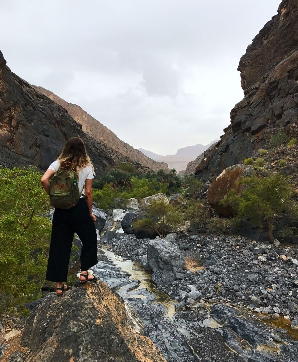 Digital nomad Veerle Witte kijkt uit over Wadi Ghul