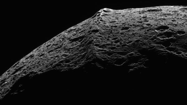 Closeup van de grillige bergkam rond Iapetus