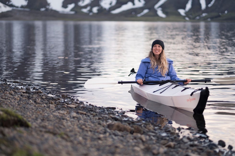 Digital nomad Veerle Witte op een meer in de IJslandse Hooglanden