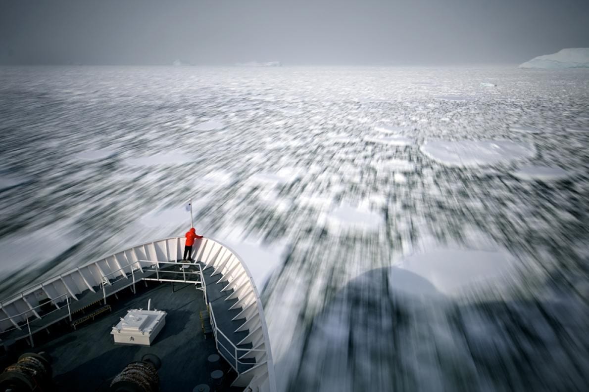 Zelfs vandaag de dag overweldigt Antarctica ons Altijd al iconisch op ons netvlies gebrand door de verhalen over herosche ontdekkingen en de tragische fatale mislukkingen van de afgelopen eeuw overmant Antarctica ons al van verre en maakt het zelfs doorgewinterde reizigers bescheiden door de grootsheid die in het echt veel indrukwekkender is dan we ons hadden kunnen voorstellen Verdrongen naar de marge aan de onderrand van onze wereldbollen op school is onze minimale kennis amper toereikend om ons voor te bereiden op de verbijsterende uitbarstingen van rijzige bergketens die langs de diepe blauwe lucht schuren het sublieme blauw en turquoise van de ijsbergen en gletsjers en de onvoorstelbare overvloed aan leven Het zijn uiteindelijk de onafzienbare nestkolonies van de pinguns altijd grappig maar volkomen onverschillig ten opzichte van de menselijke bezoekers die Antarctica definiren als een wereld op zichIconisch beeld Afgezien van de pinguns Elk beeld dat de enorme schaalgrootte en afstanden weet te omvatten