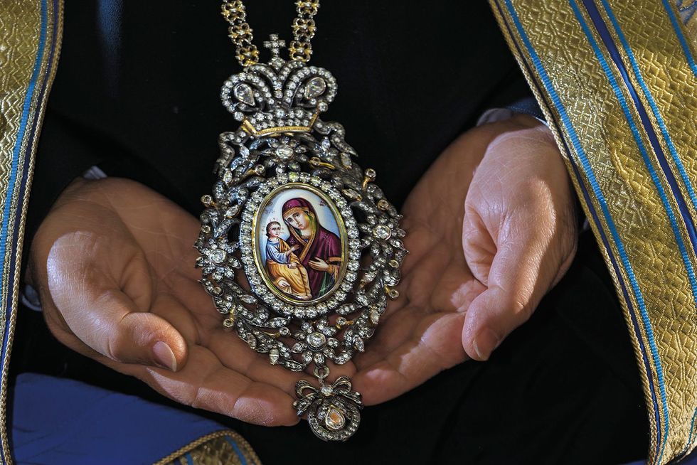 Dit met edelstenen bezette enkolpion gedragen door Theophilos III Grieksorthodox patriarch van Jeruzalem bevateen afbeelding van Maria en Jezus
