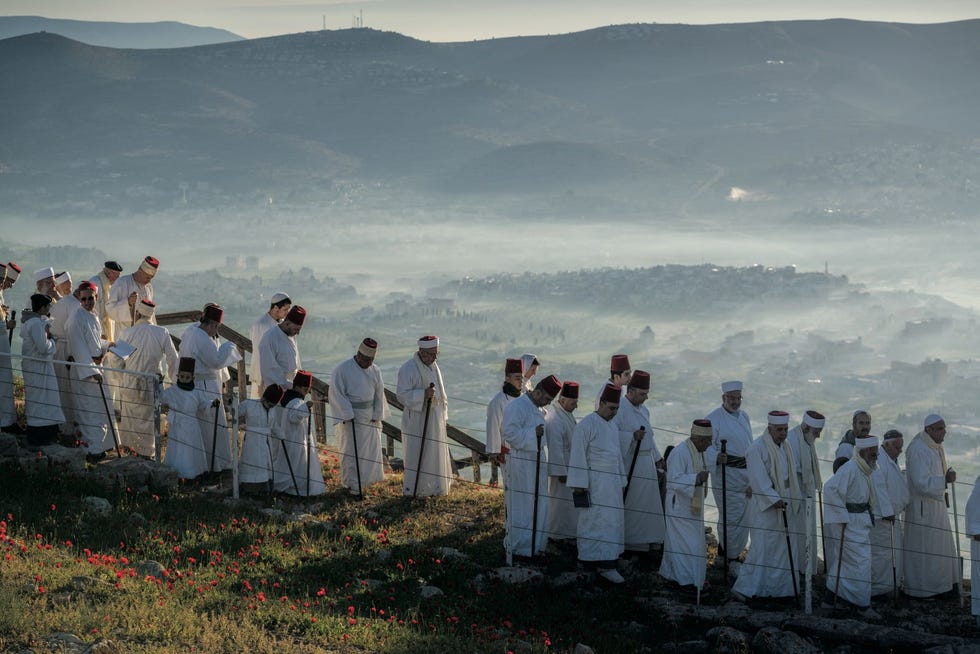 Met Pasen lopen Samaritaanse mannen naar de top van de Gerizim  volgens hun geloof bevond Gods ware tempel zich dr en niet in Jeruzalem In Jezus tijd werden de Samaritanen geminacht Toch noemde hij in een van zijn bekendste gelijkenissen een goede Samaritaan als toonbeeld van naastenliefde