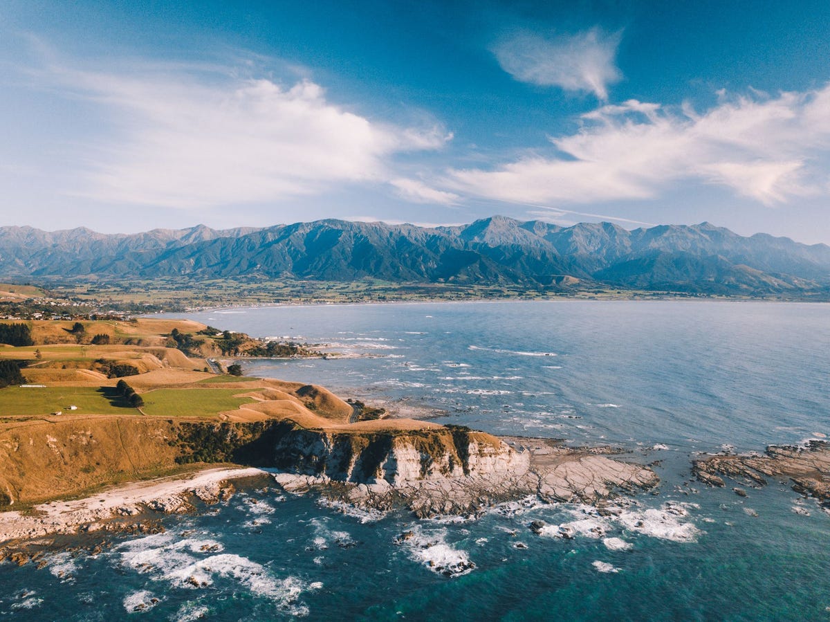 Kaikoura een dorp op het Zuidereiland van NieuwZeeland ingeklemd tussen de twee bergketens Kaikoura Ranges en de Grote Oceaan