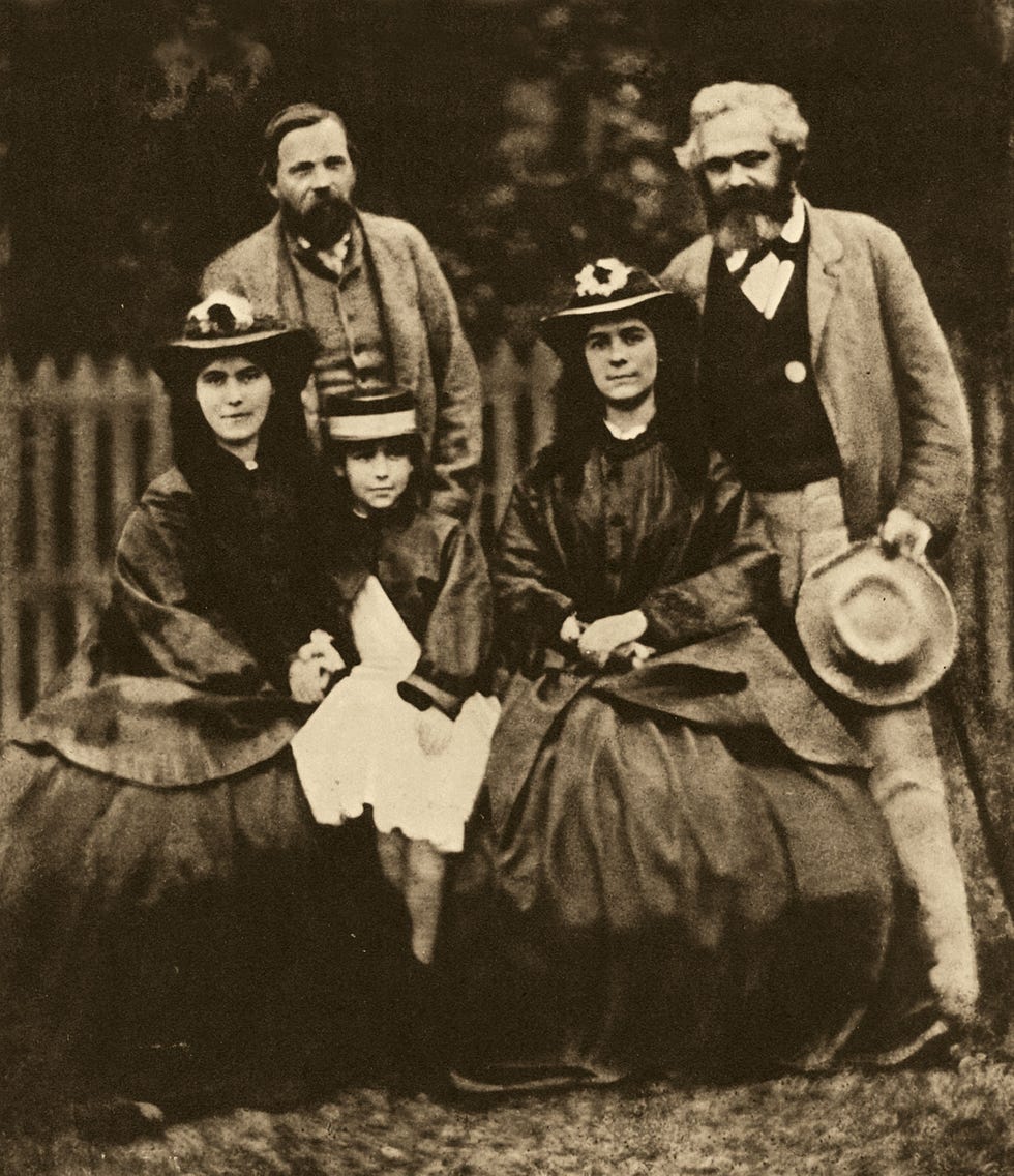 Marx rechts en Engels poseren achter de drie dochters van Marx Van links naar rechts Laura Eleanor en Jenny