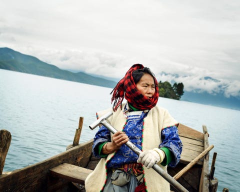 Voor de Mosuo zijn deze oude houten boten nog altijd een belangrijk vervoersmiddel Op het meer zijn geen motorboten toegestaan omdat ze het water zouden vervuilen Het meer speelt een belangrijke rol in de plaatselijke folklore Volgens de Dabareligie van de Mosuo woont de moedergodin Gemu in een plaatselijke berg en ontstond het Lugumeer uit de tranen die zij vergoot nadat de geest op wie zij verliefd was haar had afgewezen