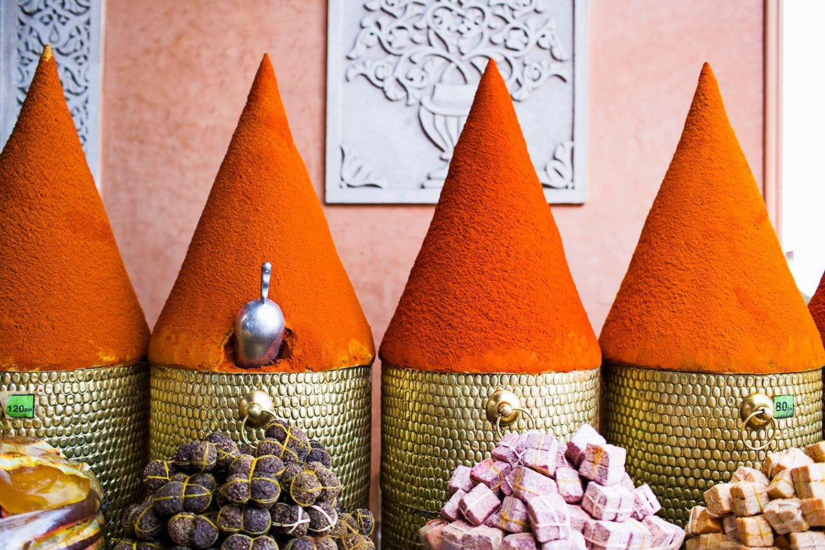 Een kruidenkraam in de medina Marrakech heeft een betoverend kleurenpalet
