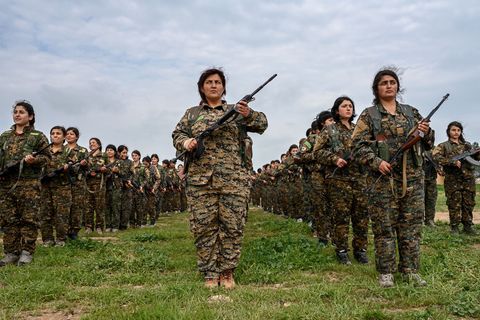 Vrouwelijke Koerdische strijders staan gewapend in de houding op een geheime locatie in NoordSyri hun manier om Internationale Vrouwendag 2019 te vieren