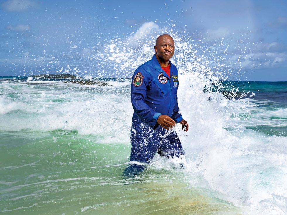 Vanwege een blessure moest Leland Melvin stoppen als American footballprof Hij besloot astronaut te worden Tijdens zijn twee vluchten voor de NASA in 2008 en 2009 werd hij overweldigd door de oceanen op aarde Nu inspireert hij mensen om hun dromen na te jagen