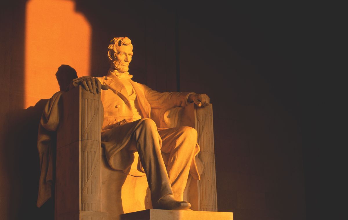 In Washington DC bevindt zich het Lincoln Memorial een monument in klassieke stijl met daarin dit gigantische beeld van Lincoln van bijna zes meter hoog gemaakt door Daniel Chester French