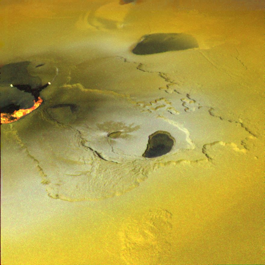 De frequente vulkaanuitbarstingen op Io zoals bij de vulkaan Tvasthar op deze foto leggen elk jaar enkele centimeters vers gruis op het oppervlak Zo wordt binnen een miljoen jaar een geologische oogwenk de gehele buitenkant van Io ververst