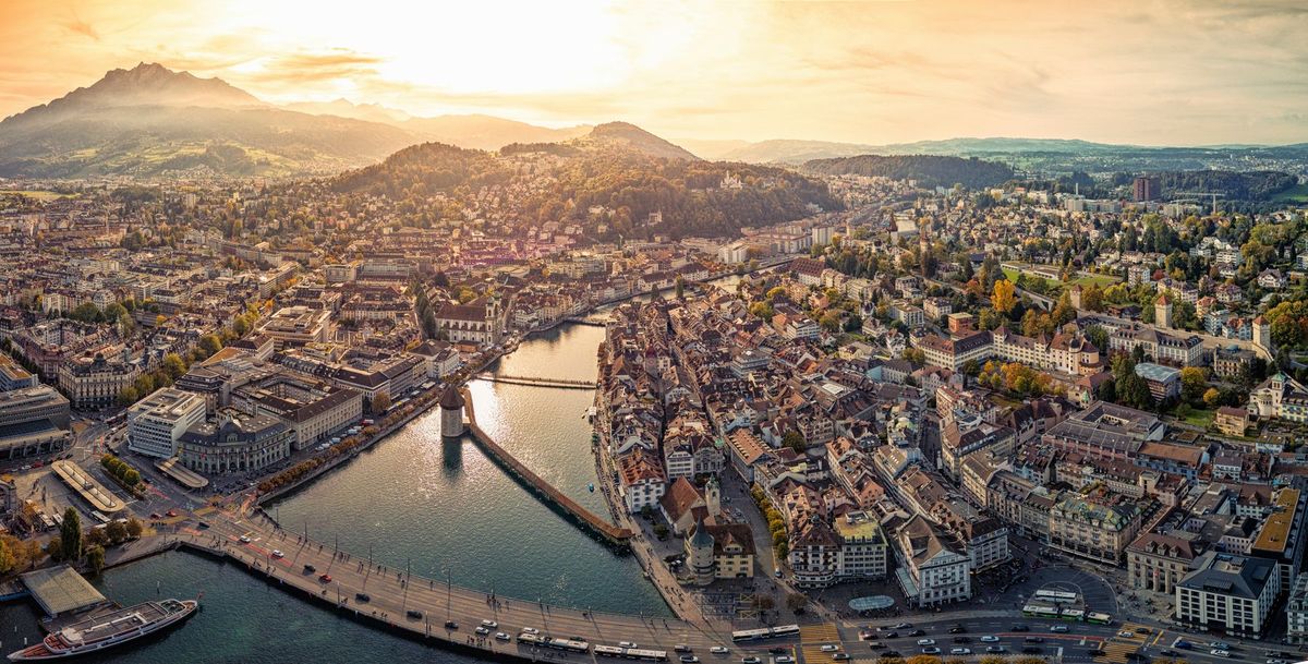 De rivier Reuss stroomt door de stad en mondt uiteindelijk uit in het Meer van Luzern