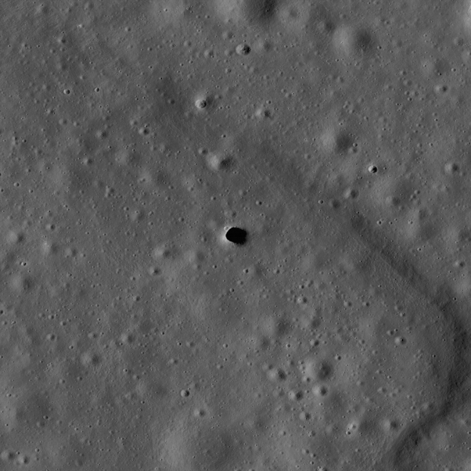 Deze donkere vlek kan een toegang zijn tot een ondergrondse lavatunnel op de maan