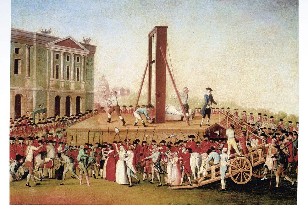 De beul loopt rond met het hoofd van Marie Antoinette Volgens een politieagent gooiden veel mensen na de executie van Marie Antoinette hun hoed in de lucht en alle toeschouwers applaudisseerden bij het zien van haar hoofd Iemand anders meldt evenwel dat het merendeel van de mensen om mij heen bezorgd is dat de vijand represailles zal nemen tegen de Franse gevangenen Volgens weer anderen was het beter geweest haar eerst naar de guillotine te brengen en Lodewijk Capet te laten leven zij is degene die al het kwaad heeft gedaan