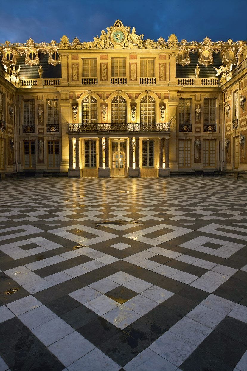 Op 5 oktober 1789 bestormde het volk van Parijs het paleis van Versailles hier is het marmeren voorplein te zien De koninklijke familie werd meegevoerd naar de hoofdstad waar ze werd ondergebracht in de Tuilerien