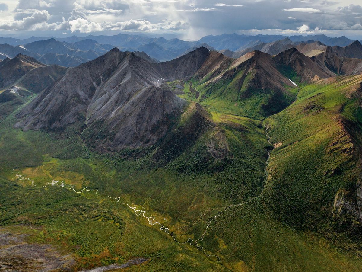 Met zijn grillige bergketens en wijdvertakte rivierenstelsels vormt de Peel Watershed het wilde hart van het Yukon Territory De regio is ook rijk aan mineralen wat tot een fel debat over de toekomst van het gebied heeft geleid