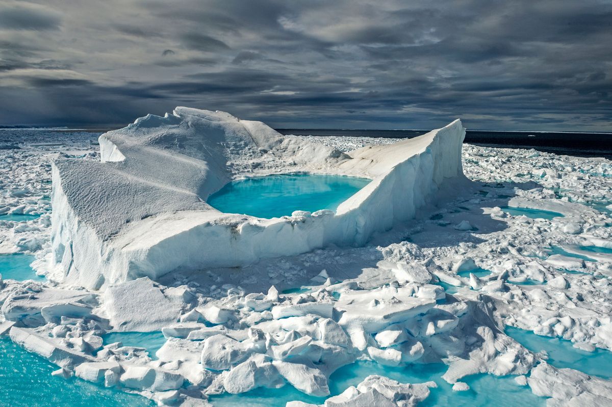 Voor de noordkust van het Canadese Baffineiland zijn sneeuw en ijs onder invloed van de junizon veranderd in kristalheldere poelen In de Noordelijke IJszee is de hoeveelheid eeuwig ijs ijs dat in de zomermaanden standhoudt zeer sterk afgenomen