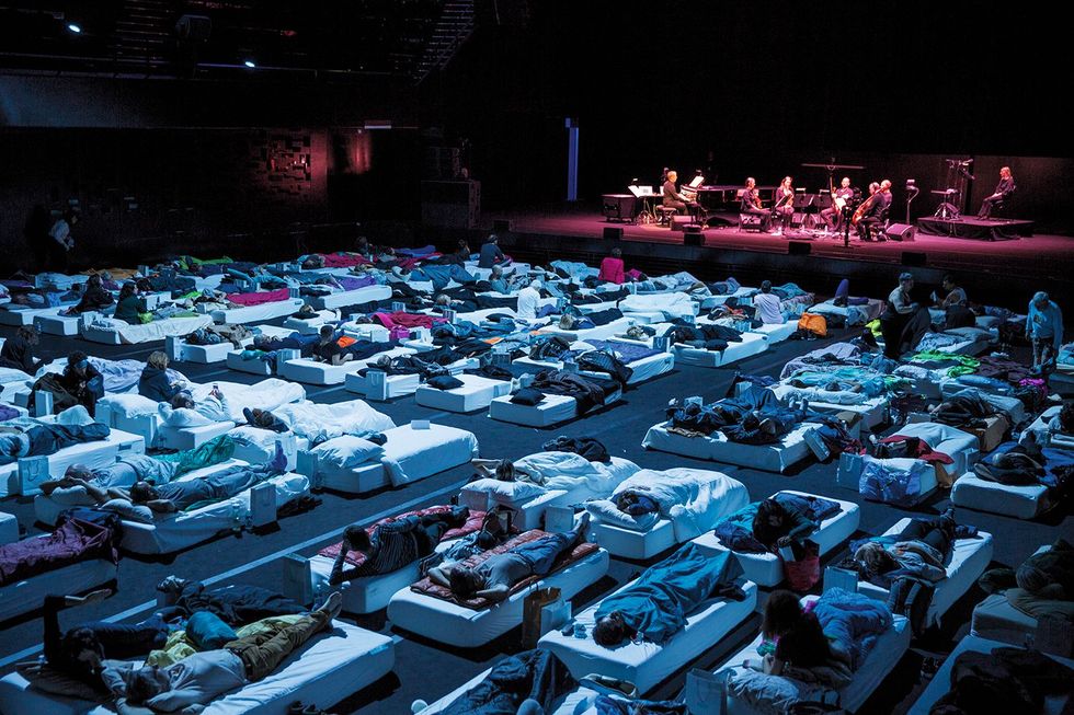 In de Philharmonie de Paris dirigeert componist Max Richter het stuk Sleep een minimalistisch en op basis van wetenschappelijke inzichten gecomponeerd werk dat luisteraars een verfrissende rustervaring biedt Acht uur langKom nog veel meer te weten over slaap in de augustus editie van National Geographic Magazine