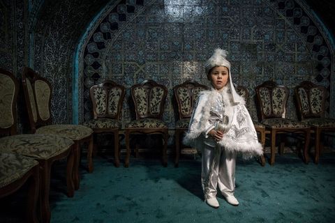 Beknur Bakhtiarov in zijn speciale kleding bij de spirituele Itsjan Kala de oude binnenstad van Xiva in Oezbekistan
