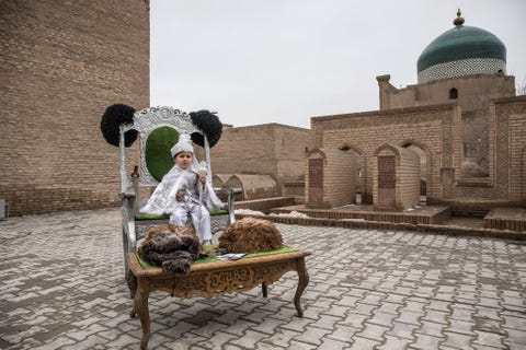 Beknur Bakhtiarov bij de spirituele Itsjan Kala de oude binnenstad van Xiva in Oezbekistan